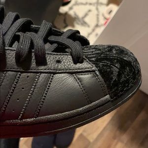 Men’s adidas velvet shell toe